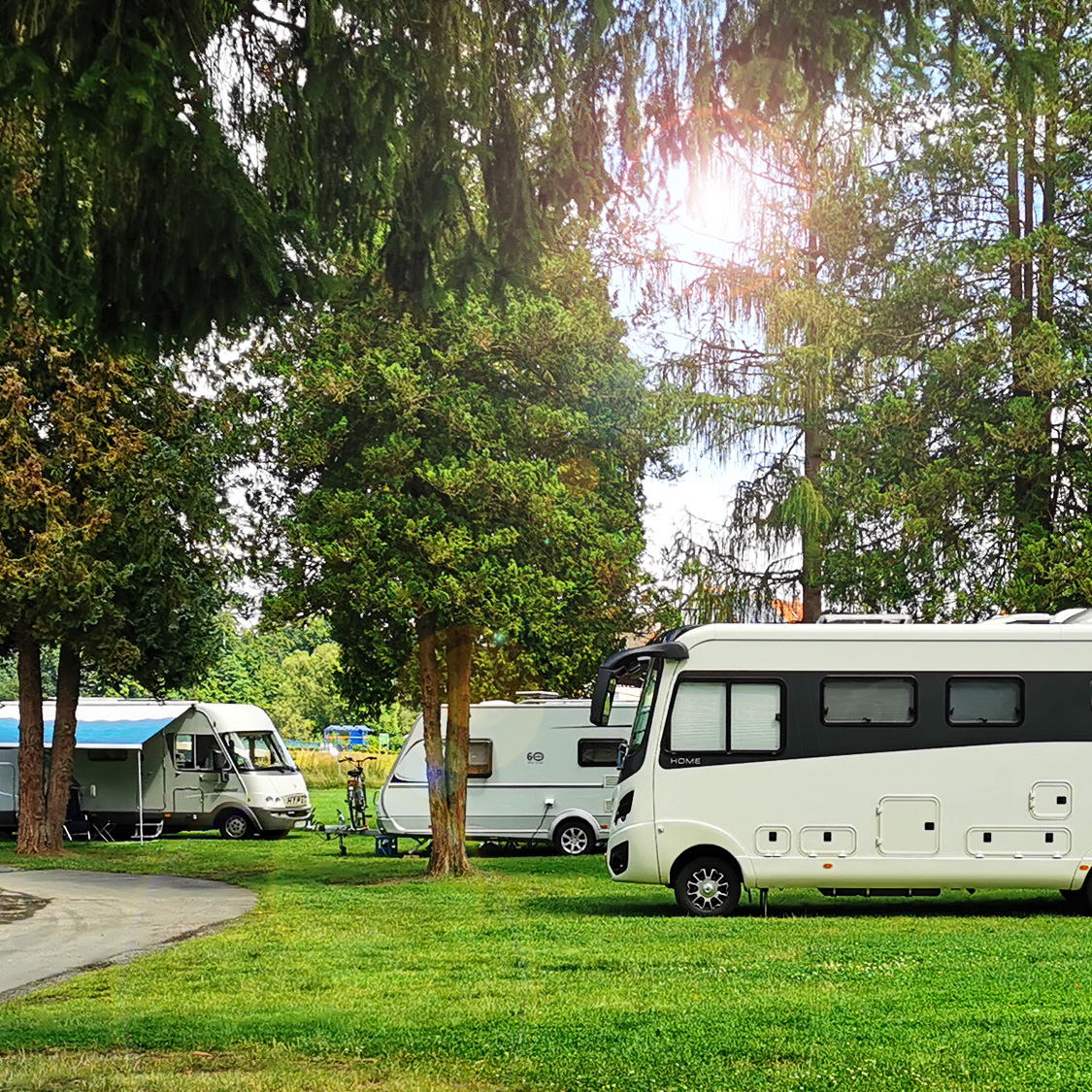 Große Wohnmobile und Gespanne